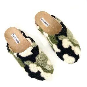 STEVE MADDEN VESA Camouflage Sherpa Clogs